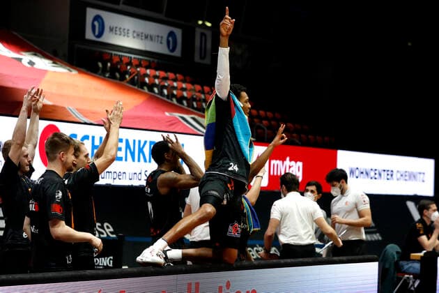 14 02 2021, easyCredit Basketball Bundesliga, BBL, season 2020 2021, men, Chemnitz Niners FC Bayern Munich Basketball George King, Niners Chemnitz while cheering Chemnitz Fair Chemnitz Saxony Germany