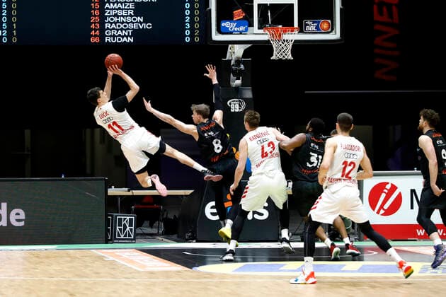 14 02 2021, easyCredit Basketball Bundesliga, BBL, season 2020 2021, men, Chemnitz Niners FC Bayern Munich Basketball Vladimir Lucic, FC Bayern Basketball, Jalen Reynolds, FC Bayern Basketball Chemnitz Messe Chemnitz Sachsen Germany