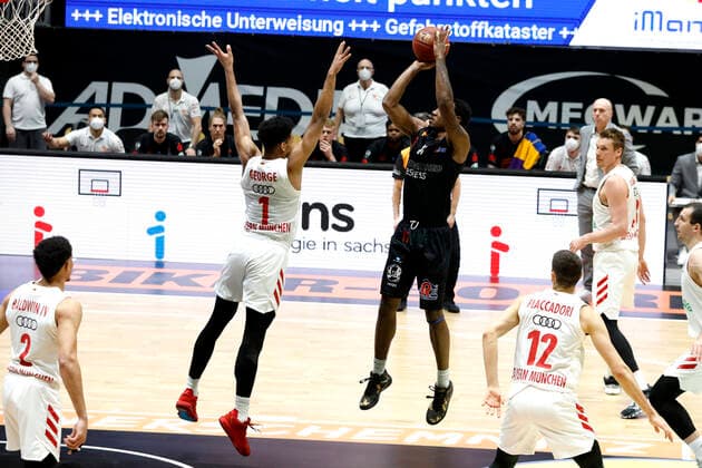 14 02 2021, easyCredit Basketball Bundesliga, BBL, season 2020 2021, men, Chemnitz Niners FC Bayern Munich Basketball Jason George, FC Bayern Basketball, Isiaha Mike, Niners Chemnitz Chemnitz Fair Chemnitz Saxony Germany