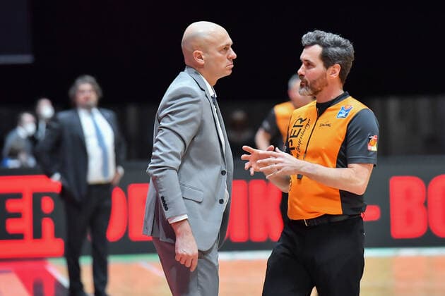 Chemnitz, Germany 14 February 2021 BBL 2020 2021 Niners Chemnitz vs FC Bayern Muenchen coach Rodrigo Pastore Chemnitz discusses with referee Copyright: xFotostandx xDostmannx