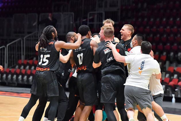 Chemnitz, Germany 14 February 2021 BBL 2020 2021 Niners Chemnitz vs FC Bayern Muenchen Cheers of Niners Chemnitz after 85 83 last second win against FC Bayern Muenchen. Copyright: xFotostandx xDostmannx