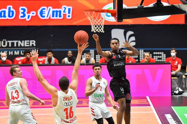 Chemnitz, Germany 14 February 2021 BBL 2020 2021 Niners Chemnitz vs FC Bayern Muenchen basket toss Paul Zipser Bayern , Copyright: xFotostandx xDostmannx
