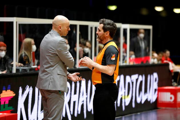 14 02 2021, easyCredit Basketball Bundesliga, BBL, season 2020 2021, men, Chemnitz Niners FC Bayern Munich Basketball Rodrigo Pastore head coach , Niners Chemnitz in conversation with the referee Chemnitz Fair Chemnitz Saxony Germany