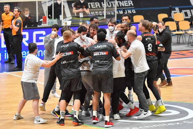 Chemnitz, Germany 14 February 2021 BBL 2020 2021 Niners Chemnitz vs FC Bayern Muenchen After his three-pointer, matchwinner Dominique Johnson Chemnitz is celebrated by his teammates after the 85 83 last-second win against FC Bayern Muenchen Copyright: xFotostandx xDostmannx