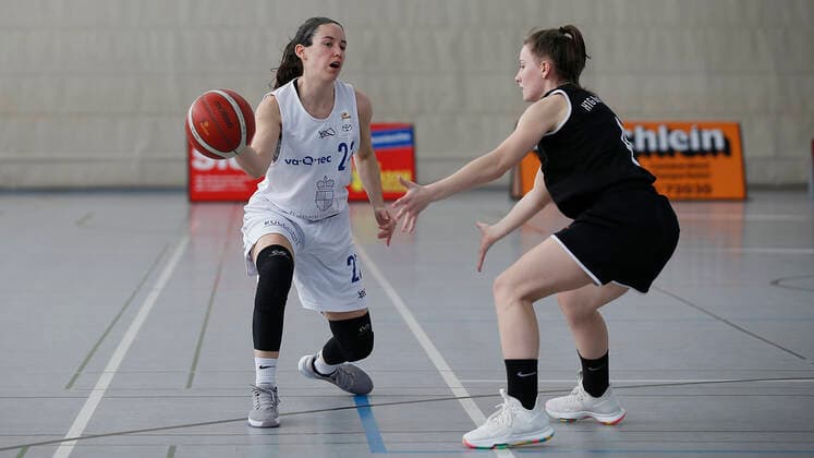 Germany , Wuerzburg, TGW Sportzentrum, 14 02 2021, emspor, emonline, despor, deonline, QOOL SHARKS Wuerzburg vs Falcons Bad Homburg, 2 DBBL Sued, 8 Spieltag Picture v l Paige Marie Bradley QOOL SHARKS Wuerzburg vs Isabel Gregor Falcons Bad Homburg Copyright: HMBxMedia JulienxBecker