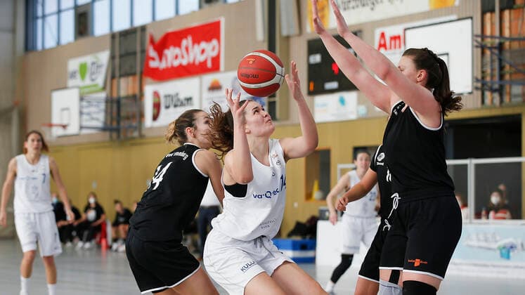 Germany , Wuerzburg, TGW Sportzentrum, 14 02 2021, emspor, emonline, despor, deonline, QOOL SHARKS Wuerzburg vs Falcons Bad Homburg, 2 DBBL Sued, 8 Spieltag Picture f l Nerea Garmendia Odriozola Falcons Bad Homburg , Paula Wenemoser QOOL SHARKS Wuerzburg with the lay-up and Lisa Marie Kaempf Falcons Bad Homburg Copyright: HMBxMedia JulienxBecker