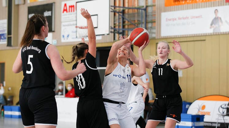 Germany , Wuerzburg, TGW Sportzentrum, 14 02 2021, emspor, emonline, despor, deonline, QOOL SHARKS Wuerzburg vs Falcons Bad Homburg, 2 DBBL Sued, 8 Spieltag Picture f l Lisa Marie Kaempf Falcons Bad Homburg , Haley McDonald Falcons Bad Homburg , Katlyn Theresa Yohn QOOL SHARKS Wuerzburg with the lay-up and Marisa Koopmann Falcons Bad Homburg Copyright: HMBxMedia JulienxBecker