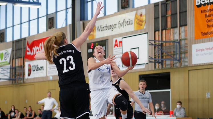 Germany , Wuerzburg, TGW Sportzentrum, 14 02 2021, emspor, emonline, despor, deonline, QOOL SHARKS Wuerzburg vs Falcons Bad Homburg, 2 DBBL Sued, 8 Spieltag Picture f l Ashley Gray Falcons Bad Homburg , Katlyn Theresa Yohn QOOL SHARKS Wuerzburg with the lay-up and Marisa Koopmann Falcons Bad Homburg Copyright: HMBxMedia JulienxBecker
