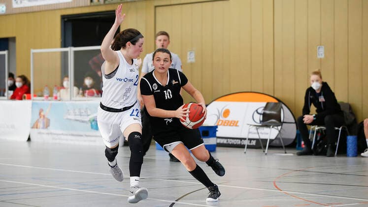 Germany , Wuerzburg, TGW Sportzentrum, 14 02 2021, emspor, emonline, despor, deonline, QOOL SHARKS Wuerzburg vs Falcons Bad Homburg, 2 DBBL Sued, 8 Spieltag Picture v l Paige Marie Bradley QOOL SHARKS Wuerzburg vs Haley McDonald Falcons Bad Homburg Copyright: HMBxMedia JulienxBecker