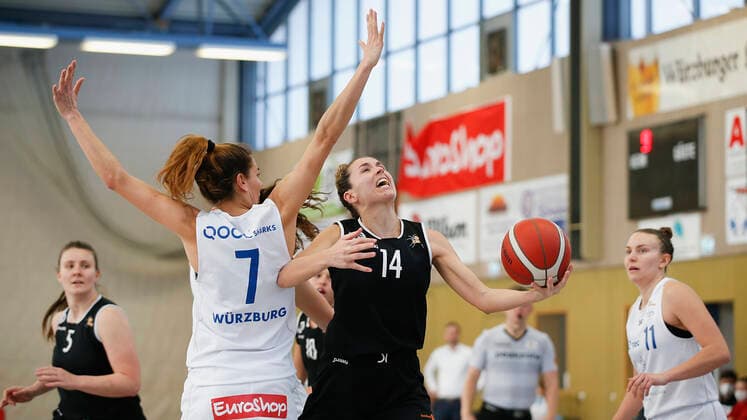 Germany , Wuerzburg, TGW Sportzentrum, 14 02 2021, emspor, emonline, despor, deonline, QOOL SHARKS Wuerzburg vs Falcons Bad Homburg, 2 DBBL Sued, 8 Spieltag Bild v l Lisa Marie Kaempf Falcons Bad Homburg , Raphaela Jochimczyk QOOL SHARKS Wuerzburg , Nerea Garmendia Odriozola Falcons Bad Homburg with the lay-up and Katlyn Theresa Yohn QOOL SHARKS Wuerzburg Copyright: HMBxMedia JulienxBecker