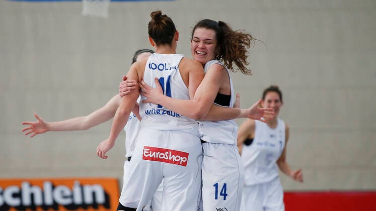 Germany , Wuerzburg, TGW Sportzentrum, 14 02 2021, emspor, emonline, despor, deonline, QOOL SHARKS Wuerzburg vs Falcons Bad Homburg, 2 DBBL Sued, 8 Spieltag Picture cheering after a successful play by v l Katlyn Theresa Yohn QOOL SHARKS Wuerzburg and Paula Wenemoser QOOL SHARKS Wuerzburg Copyright: HMBxMedia JulienxBecker