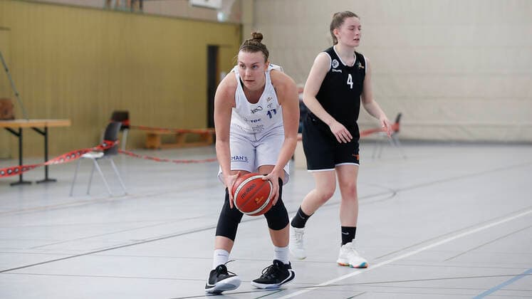 Germany , Wuerzburg, TGW Sportzentrum, 14 02 2021, emspor, emonline, despor, deonline, QOOL SHARKS Wuerzburg vs Falcons Bad Homburg, 2 DBBL Sued, 8 Spieltag Picture f l Katlyn Theresa Yohn QOOL SHARKS Wuerzburg holding the ball and Isabel Gregor Falcons Bad Homburg Copyright: HMBxMedia JulienxBecker