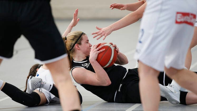Germany , Wuerzburg, TGW Sportzentrum, 14 02 2021, emspor, emonline, despor, deonline, QOOL SHARKS Wuerzburg vs Falcons Bad Homburg, 2 DBBL Sued, 8 Spieltag Picture v l Paige Marie Bradley QOOL SHARKS Wuerzburg and Ashley Gray Falcons Bad Homburg grabs the ball Copyright: HMBxMedia JulienxBecker