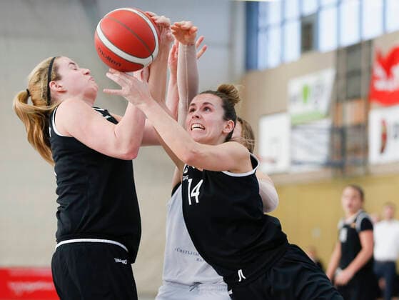 Germany , Wuerzburg, TGW Sportzentrum, 14 02 2021, emspor, emonline, despor, deonline, QOOL SHARKS Wuerzburg vs Falcons Bad Homburg, 2 DBBL Sued, 8 Spieltag picture rebound duel between v l Ashley Gray Falcons Bad Homburg , Theresa Muck QOOL SHARKS Wuerzburg and Nerea Garmendia Odriozola Falcons Bad Homburg Copyright: HMBxMedia JulienxBecker