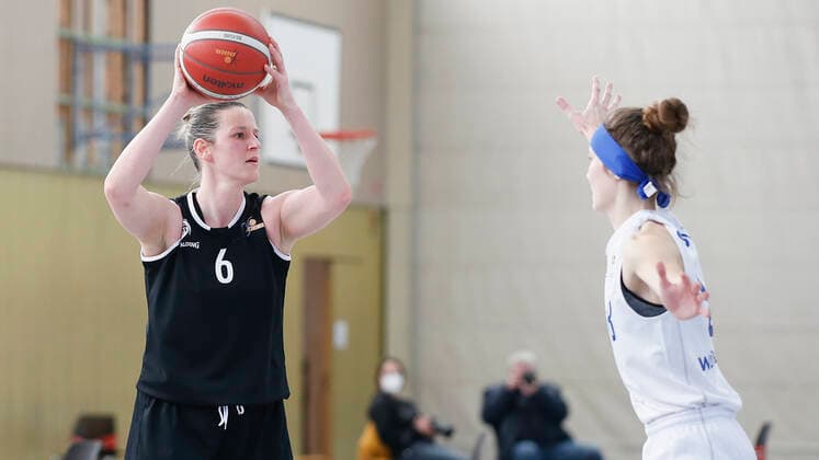 Germany , Wuerzburg, TGW Sportzentrum, 14 02 2021, emspor, emonline, despor, deonline, QOOL SHARKS Wuerzburg vs Falcons Bad Homburg, 2 DBBL Sued, 8 Spieltag Bild v l Ana Kammer Falcons Bad Homburg vs Marja Wahl QOOL SHARKS Wuerzburg Copyright: HMBxMedia JulienxBecker
