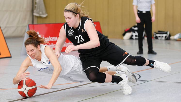 Germany , Wuerzburg, TGW Sportzentrum, 14 02 2021, emspor, emonline, despor, deonline, QOOL SHARKS Wuerzburg vs Falcons Bad Homburg, 2 DBBL Sued, 8 Spieltag Bild The chase for the ball between v l Raphaela Jochimczyk QOOL SHARKS Wuerzburg and Ashley Gray Falcons Bad Homburg Copyright: HMBxMedia JulienxBecker