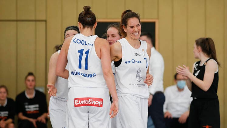 Germany , Wuerzburg, TGW Sportzentrum, 14 02 2021, emspor, emonline, despor, deonline, QOOL SHARKS Wuerzburg vs Falcons Bad Homburg, 2 DBBL Sued, 8 Matchday Picture Joy after a successful Play at f l Paige Marie Bradley QOOL SHARKS Wuerzburg , Katlyn Theresa Yohn QOOL SHARKS Wuerzburg , Alex Daub QOOL SHARKS Wuerzburg and Raphaela Jochimczyk QOOL SHARKS Wuerzburg Copyright: HMBxMedia JulienxBecker