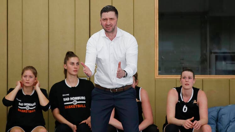 Germany , Wuerzburg, TGW Sportzentrum, 14 02 2021, emspor, emonline, despor, deonline, QOOL SHARKS Wuerzburg vs Falcons Bad Homburg, 2 DBBL Sued, 8 Spieltag picture instructions from coach Jay R Brown Falcons Bad Homburg on his players Copyright: HMBxMedia JulienxBecker