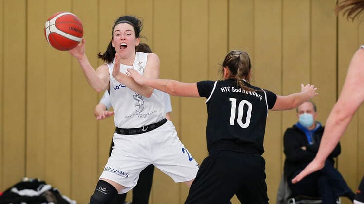 Germany , Wuerzburg, TGW Sportzentrum, 14 02 2021, emspor, emonline, despor, deonline, QOOL SHARKS Wuerzburg vs Falcons Bad Homburg, 2 DBBL Sued, 8 Spieltag Picture f l Paige Marie Bradley QOOL SHARKS Wuerzburg with the pass and Haley McDonald Falcons Bad Homburg Copyright: HMBxMedia JulienxBecker