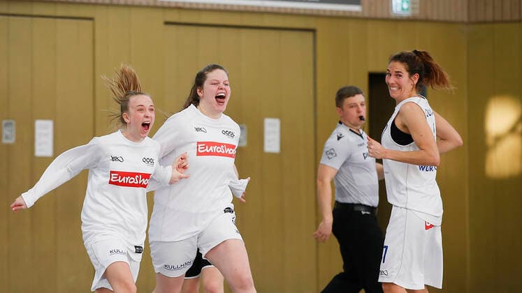 Germany , Wuerzburg, TGW Sportzentrum, 14 02 2021, emspor, emonline, despor, deonline, QOOL SHARKS Wuerzburg vs Falcons Bad Homburg, 2 DBBL Sued, 8 Spieltag picture Johanna Haeckel QOOL SHARKS Wuerzburg , Chiara Droell QOOL SHARKS Wuerzburg and Raphaela Jochimczyk QOOL SHARKS Wuerzburg cheering after the victory Copyright: HMBxMedia JulienxBecker