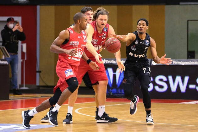 14 02 2021, xovx, Basketball BBL, JobStairs Giessen 46ers Hamburg Towers v l Brandon Thomas Giessen 46ers , Maik Kotsar Hamburg Towers , John Bryant Giessen 46ers , Kameron Taylor Hamburg Towers Giessen Sporthalle Giessen Ost Hessen Germany EN