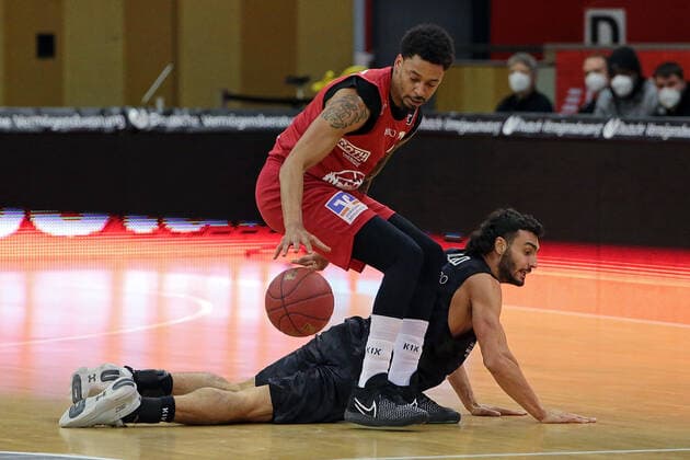 14 02 2021, xovx, Basketball BBL, JobStairs Giessen 46ers Hamburg Towers v l Diante Garrett Giessen 46ers , Maximilian DiLeo Hamburg Towers Giessen Sporthalle Giessen Ost Hessen Germany EN