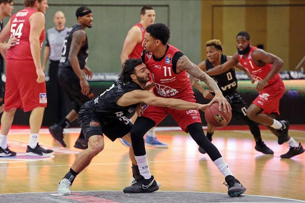14 02 2021, xovx, Basketball BBL, JobStairs Giessen 46ers Hamburg Towers v l Maximilian DiLeo Hamburg Towers , Diante Garrett Giessen 46ers Giessen Sporthalle Giessen Ost Hessen Germany EN
