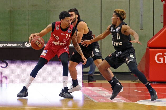 14 02 2021, xovx, Basketball BBL, JobStairs Giessen 46ers Hamburg Towers v l Diante Garrett Giessen 46ers , Maximilian DiLeo Hamburg Towers , TJ Shorts Hamburg Towers Giessen Sporthalle Giessen Ost Hessen Germany EN