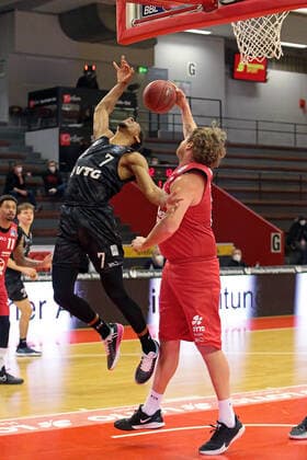 14 02 2021, xovx, Basketball BBL, JobStairs Giessen 46ers Hamburg Towers v l Kameron Taylor Hamburg Towers , John Bryant Giessen 46ers Giessen Sporthalle Giessen Ost Hessen Germany EN