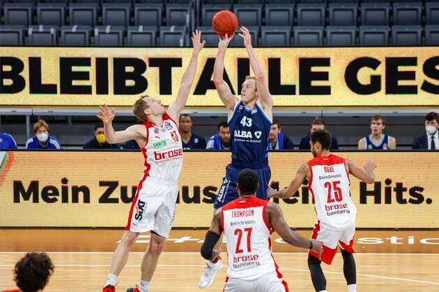 Center Luke Sigma Alba Berlin, 43 left Christian Sengfelder Brose Bamberg, 43 right Kenneth Ogbe Brose Bamberg, 25 bottom Shevon Thompson Brose Bamberg, 27 Brose Bamberg Alba Berlin easyCredit BBL Basketball Bundesliga Basketball Season 2020 21 19 Matchday, 14 02 2021 Bamberg, Brose Arena Photo Daniel Löb Loeb ASV Authors Number 4026335 Copyright: DanielxLöb