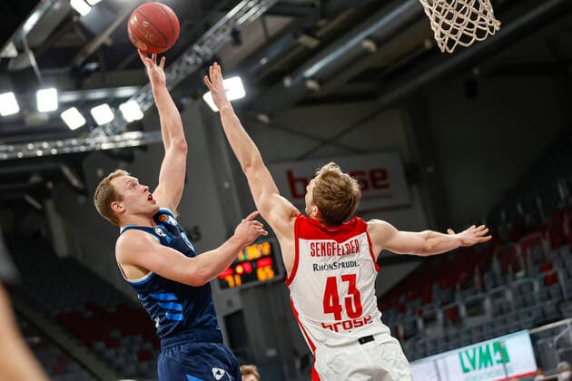 left Luke Sigma Alba Berlin, 43 right Christian Sengfelder Brose Bamberg, 43 Brose Bamberg Alba Berlin easyCredit BBL Basketball Bundesliga Basketball Season 2020 21 19 Matchday, 14 02 2021 Bamberg, Brose Arena Copyright: DanielxLöb