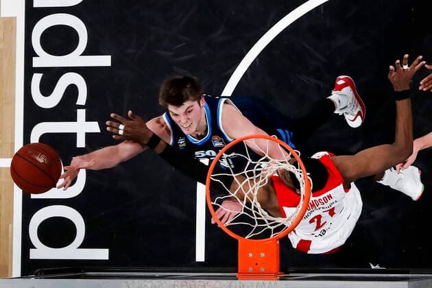 Left Ben Lammers Alba Berlin, 50 Right Shevon Thompson Brose Bamberg, 27 Brose Bamberg Alba Berlin easyCredit BBL Basketball Bundesliga Basketball Season 2020 21 19 Matchday, 14 02 2021 Bamberg, Brose Arena Copyright: DanielxLöb