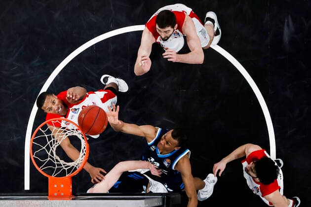 Center Louis Olinde Alba Berlin, 19 Top David Kravish Brose Bamberg, 45 Left Devon Hall Brose Bamberg, 22 Right Michele Vitali Brose Bamberg, 31 Brose Bamberg Alba Berlin easyCredit BBL Basketball Bundesliga Basketball Season 2020 21 19 Matchday, 14 02 2021 Bamberg, Brose Arena Copyright: DanielxLöb