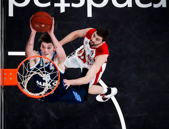 left Ben Lammers Alba Berlin, 50 right David Kravish Brose Bamberg, 45 Brose Bamberg Alba Berlin easyCredit BBL Basketball Bundesliga Basketball Season 2020 21 19 Matchday, 14 02 2021 Bamberg, Brose Arena Copyright: DanielxLöb
