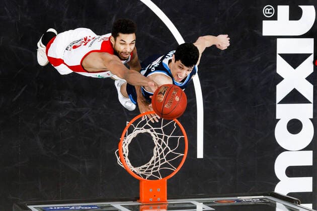 Left Kenneth Ogbe Brose Bamberg, 25 Right Simone Fontecchio Alba Berlin, 20 Brose Bamberg Alba Berlin easyCredit BBL Basketball Bundesliga Basketball Season 2020 21 19 Matchday, 14 02 2021 Bamberg, Brose Arena Copyright: DanielxLöb