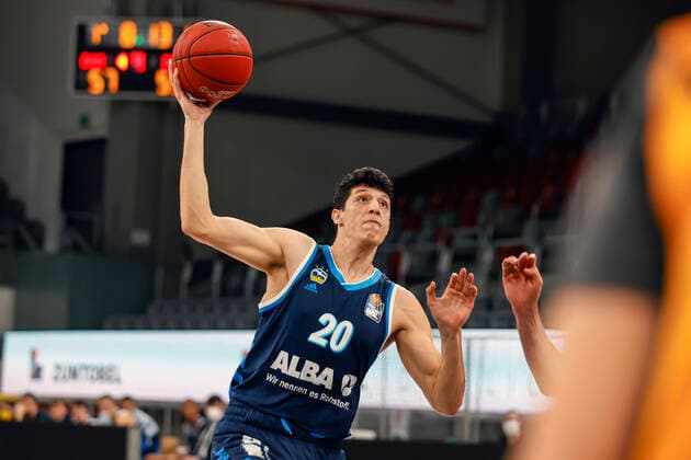 Left Simone Fontecchio Alba Berlin, 20 Brose Bamberg Alba Berlin easyCredit BBL Basketball Bundesliga Basketball Season 2020 21 19 Matchday, 14 02 2021 Bamberg, Brose Arena Photo Daniel Löb Loeb ASV Authors Number 4026335 Copyright: DanielxLöb