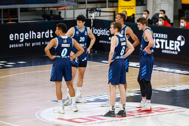 from left to right Maodo Lo Alba Berlin, 00 Simone Fontecchio Alba Berlin, 20 Malte Delow Alba Berlin, 06 Louis Olinde Alba Berlin, 19 Tim Schneider Alba Berlin, 10 Brose Bamberg Alba Berlin easyCredit BBL Basketball Bundesliga Basketball Season 2020 21 19 Matchday, 14 02 2021 Bamberg, Brose Arena Copyright: DanielxLöb