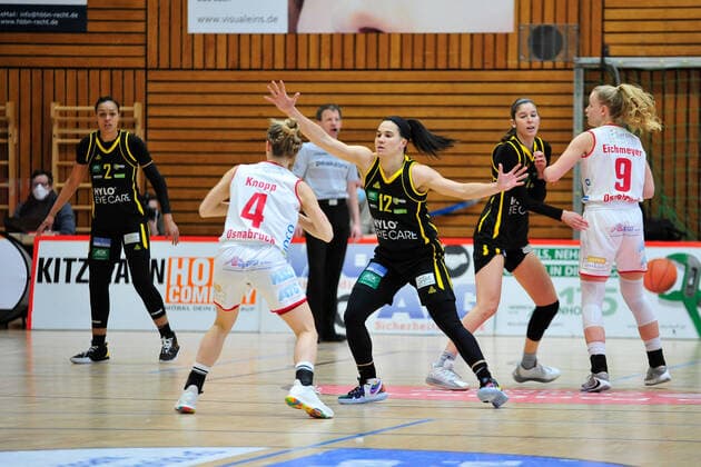 Basketball DBBL 17 Matchday GiroLive Panthers Osnabrück inexio Royals Saarlouis on 14 02 2021 in the OSC Hall in Osnabrück Melli Knopp C Osnabrück in a duel with Brittany Brown Saarlouis BK
