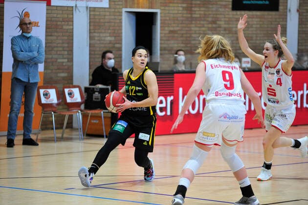 Basketball DBBL 17 Matchday GiroLive Panthers Osnabrück inexio Royals Saarlouis on 14 02 2021 in the OSC Hall in Osnabrück Emma Eichmeyer Osnabrück in a duel with Brittany Brown Saarlouis BK