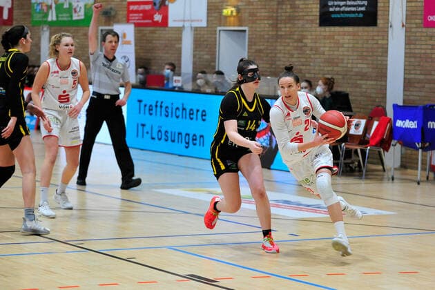 Basketball DBBL 17 Matchday GiroLive Panthers Osnabrück inexio Royals Saarlouis on 14 02 2021 in the OSC Hall in Osnabrück Kata Takacs Osnabrück in duel with Linn Schüler Schueler Saarlouis BK