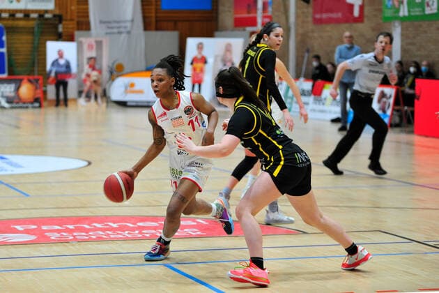 Basketball DBBL 17 Matchday GiroLive Panthers Osnabrück inexio Royals Saarlouis on 14 02 2021 in the OSC Hall in Osnabrück Allazia Blockton Osnabrück in duel with Linn Schüler Schueler Saarlouis BK