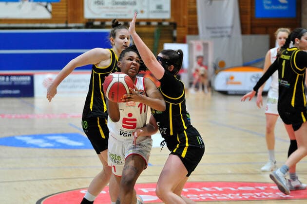 Basketball DBBL 17 Matchday GiroLive Panthers Osnabrück inexio Royals Saarlouis on 14 02 2021 in the OSC Hall in Osnabrück Allazia Blockton Osnabrück in duel with Linn Schüler Schueler Saarlouis BK