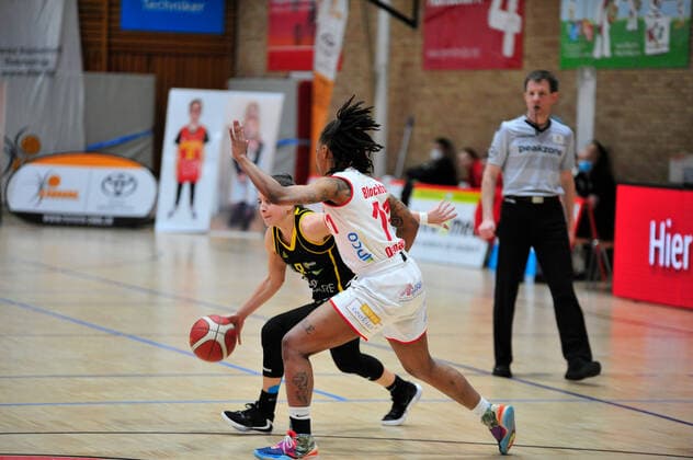 Basketball DBBL 17 Matchday GiroLive Panthers Osnabrück inexio Royals Saarlouis on 14 02 2021 in the OSC Hall in Osnabrück Allazia Blockton Osnabrück in a duel with Andrea Andelova Saarlouis BK