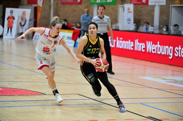 Basketball DBBL 17 Matchday GiroLive Panthers Osnabrück inexio Royals Saarlouis on 14 02 2021 in the OSC Hall in Osnabrück Melli Knopp C Osnabrück in a duel with Brittany Brown Saarlouis BK