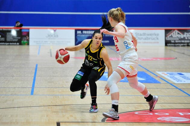 Basketball DBBL 17 Matchday GiroLive Panthers Osnabrück inexio Royals Saarlouis on 14 02 2021 in the OSC Hall in Osnabrück Emma Eichmeyer Osnabrück in a duel with Brittany Brown Saarlouis BK