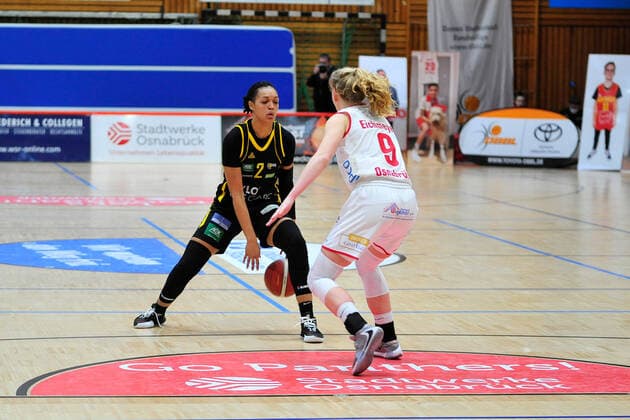 Basketball DBBL 17 Matchday GiroLive Panthers Osnabrück inexio Royals Saarlouis on 14 02 2021 in the OSC Hall in Osnabrück Emma Eichmeyer Osnabrück in a duel with Chelsea Waters Saarlouis BK