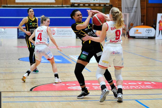 Basketball DBBL 17 Matchday GiroLive Panthers Osnabrück inexio Royals Saarlouis on 14 02 2021 in the OSC Hall in Osnabrück Emma Eichmeyer Osnabrück in a duel with Chelsea Waters Saarlouis BK