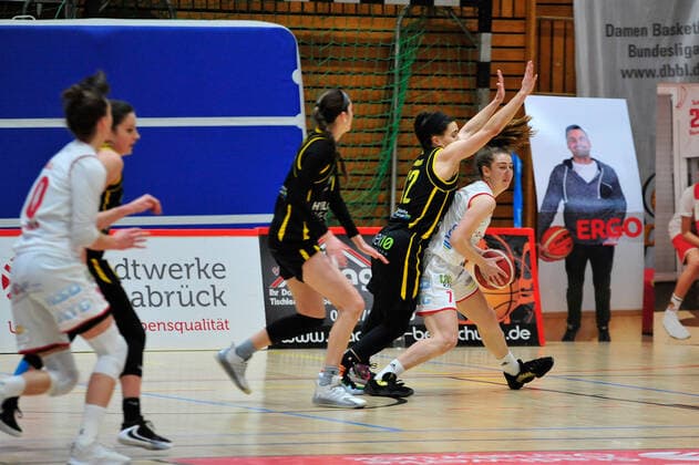 Basketball DBBL 17 Matchday GiroLive Panthers Osnabrück inexio Royals Saarlouis on 14 02 2021 in the OSC Hall in Osnabrück Vicky Poros Osnabrück in a duel with Brittany Brown Saarlouis BK