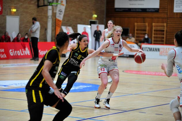 Basketball DBBL 17 Matchday GiroLive Panthers Osnabrück inexio Royals Saarlouis on 14 02 2021 in the OSC Hall in Osnabrück Frieda Bühner Buehner Osnabrück in a duel with Andrea Andelova Saarlouis BK