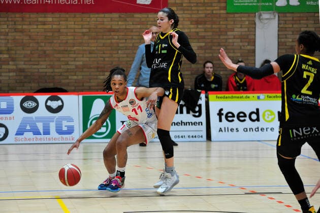 Basketball DBBL 17 Matchday GiroLive Panthers Osnabrück inexio Royals Saarlouis on 14 02 2021 in the OSC Hall in Osnabrück Allazia Blockton Osnabrück in a duel with Addison Richards Saarlouis BK